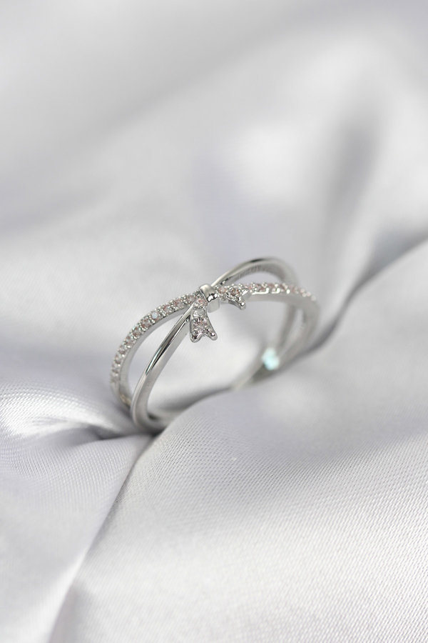 Gümüş Renk Zirkon Taşlı Fiyonk Model Kadın Yüzük